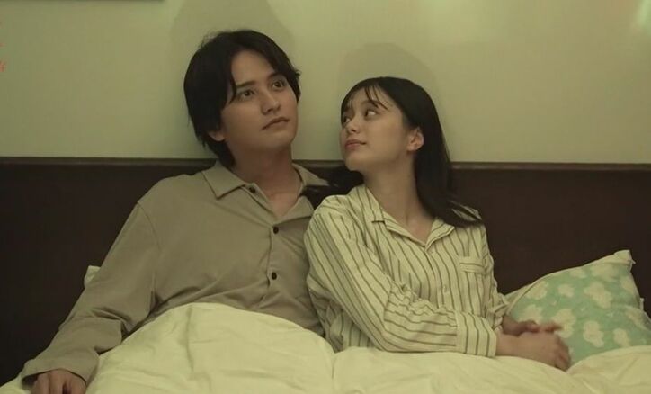 瀬戸利樹「こっちに来て」紺野彩夏をベッドで抱き寄せ…一線を超えそうな2人に「決めにかかってる！」スタジオ大興奮『私たち結婚しました4』第7話