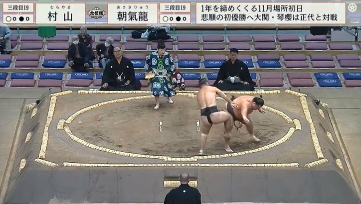 【写真・画像】力士が「とっ、飛んだ！」衝撃音に館内悲鳴…土俵下に落下するアクシデントも「身体能力すごい」一転称賛の声　1枚目