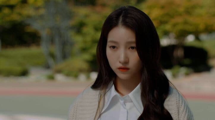 幽霊が見える能力を持つ女性と記憶を失ったイケメン幽霊とのファンタジーラブコメ、iKONのCHAN主演『同居人はイケメン幽霊!?』