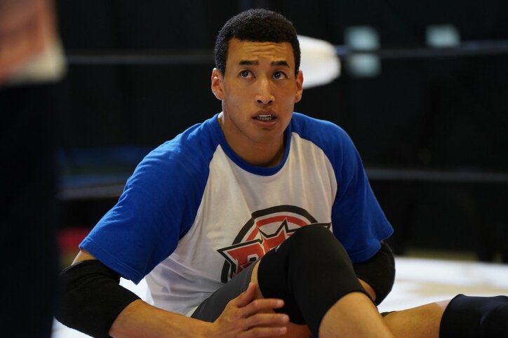 必殺技はドロップキックにスープレックス スタントなし！関口メンディーのプロレスラーっぷりに驚きの声 「身体能力がヤバすぎて唖然」『覆面D』