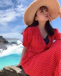 山田菜々、ハワイの海をバックに撮った1枚が「夏のお嬢さん」「めちゃめちゃかわいい」と話題に