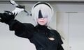 片足立ちが美しい『NieR:Automata』2Bのコスプレ、シルエット再現のためスカートの内側に入れたものは？