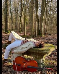 「美しすぎる。。。」「イケメンだ、、」片寄涼太、森の中で横たわるアーティスティックなスタイルブックカットに絶賛の声