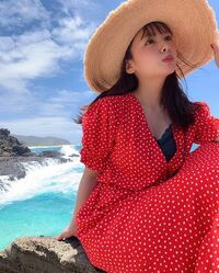 山田菜々、ハワイの海をバックに撮った1枚が「夏のお嬢さん」「めちゃめちゃかわいい」と話題に