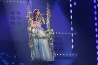 柏木由紀、ソロコンサートで“空中ブランコ”披露　「いい写真!!」「素敵です」の声