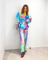 「かっこいい」「高見沢さんみたい」ファーストサマーウイカの“まるで水彩画”なセットアップ姿が話題