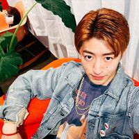 佐野玲於の上目遣いショットにファン悶絶「イケメンすぎて困っちゃう」「髪色イケイケ」