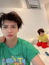 アレクサンダー『いてて 寝違えたかな?』