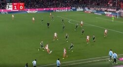 「これはエグい」「絶妙すぎる」芸術的パスが足元にピタリ！美しすぎる“浮き球”ループパスが連発した瞬間　王者バイエルンの“華麗な崩し”にスタジアムが熱狂