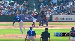 一体、何が起こった？ 「この飛び方は初めて見た」「躍動しすぎ」 豪快すぎるスイングでヘルメットが吹っ飛ぶ！→ノーヘルで大爆走する瞬間