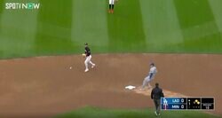 大谷翔平、足が早すぎてまた追い抜きそう…！？ スピード違反レベルの“爆速走塁” あっという間に二塁到達  「ベッツ走れよ！」 「大谷さんまた打点損したやん」