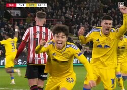 スタジアム大爆発！ 田中碧が“天王山”で劇的決勝ゴール「リーズの年間MVPだ」「一緒にプレミアリーグへ！」「もうレジェンドだ」エモすぎる歓喜の輪が広がった一部始終