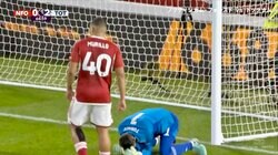 やっちまった！GKがとんでもないキックミス→痛恨失点でピッチ叩き激昂 「あーあ」「見えんかったか」守護神が頭抱えた絶望“プレゼントパス”にファン落胆 