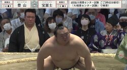 「大丈夫？」館内騒然に勝った力士が思わず凝視　土俵下でバランスを崩し負け力士が転倒「無事！？」心配の声