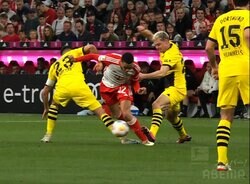 レフェリーが“誤審”を謝罪…「レッドカードだろ！」天才ドリブラーが“足裏ラフプレー”で悶絶した悲劇の瞬間「完全に踏んだぞ」「ムシアラになにするんだ」ファン激怒