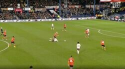 ルートン橋岡大樹が“プレミア最強ドリブラー”を吹っ飛ばした！ 強烈タックル→ボールを奪取した瞬間　デビュー戦での強烈な一撃にスタジアム騒然