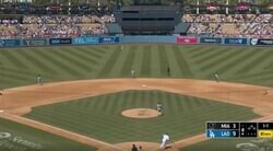 どうした…！？ 大谷翔平、片手打ちで“まさかの珍光景”「金属バットかな」「伸びすぎ」 相手野手が慌てる“飛び方”… フェンス直撃の特大飛球