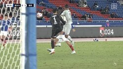 「蹴られてるぞ」「仕方ない」スタジアム騒然！GKのボールクリアした足が突っ込んできた相手FWの腹部に直撃した危険な瞬間「これは避けられない」