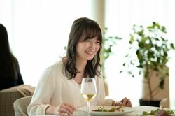 ハイスペ男性との結婚を夢見る29歳婚活女子、振られた原因は持っていた”カバン”？『30までにとうるさくて』第2話