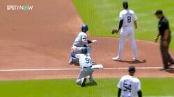 大谷翔平が“快速すぎて”決死の「ストーーップ！」 爆速スリーベースでコーチに異変！？ “猛スピードで”三塁到達する瞬間が話題に