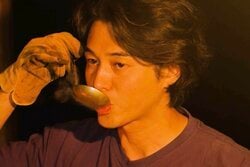 東出昌大、自ら仕留めた鹿肉で「特製カレー」作り ルーの箱を口でワイルドに引きちぎる