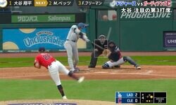 あれがホームランいっちゃうの？ 大谷翔平、打ち損じて”まさかの光景”「おかしい」「バケモノかよ」 衝撃の逆方向弾→野手の頭上を“ゆっくり通過”