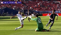 「怪我しないで…」U-20日本代表GK、“足裏”を恐れず好守→激突＆悶絶に騒然！「大丈夫か？」ピサノアレックス幸冬堀尾の勇敢さが脚光