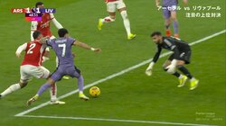 「日本人にとってはタイムリー…」キーパーとDFの連係ミスからオウンゴール献上　プレミア首位決戦でも起きた“一瞬の隙”をつかれた痛恨シーン「まじで事故ったな」