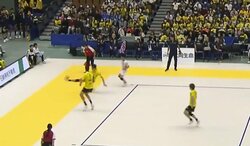 男子バレーで“まるで漫画”な離れ業 “後ろ向き”スライディングで蹴り上げるレシーブに「さすがカルチョの国で育った選手や」