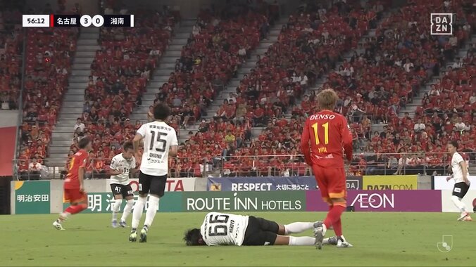 「納得できんな」2分間で2枚のイエローカード→痛恨退場にファン物議「ちょっと可哀想」競り合いでの顔面肘打ちに同情も 5枚目