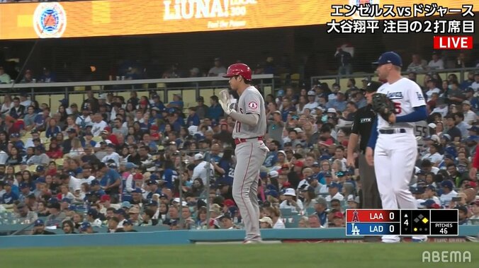 「二塁？行かないってば」大谷翔平、相手野手に“お手上げ”ポーズで笑い誘う 1枚目