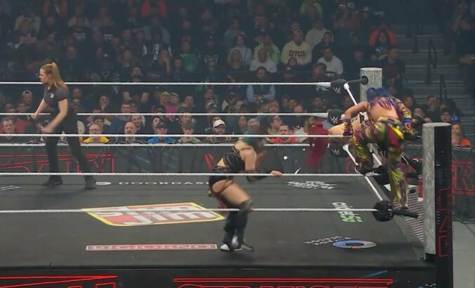 見事な受け身を披露したイヨ・スカイ