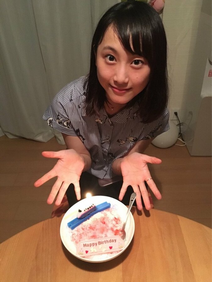 27歳の誕生日を迎えた松井玲奈、25歳の頃の写真と比較「大人になったかな？笑」 2枚目