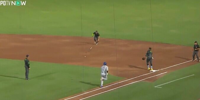 【写真・画像】何が起きた？ 大谷翔平、爆速スイングで“衝撃ハプニング”「すごい音」「ヤバすぎる」相手野手にバットが飛んでいく… ファン騒然　1枚目