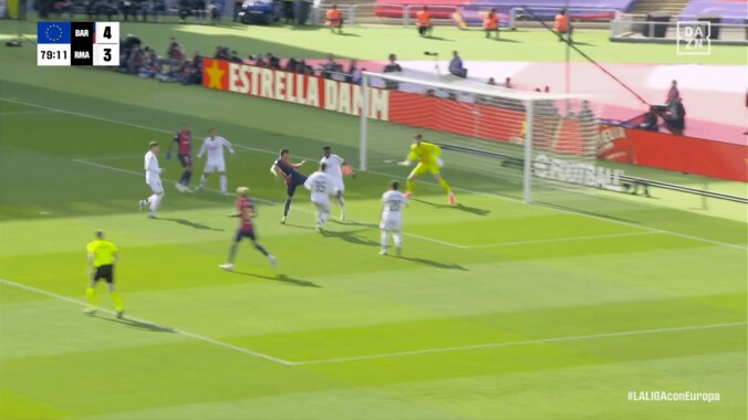 「スキャンダラスな誤審」vs「故意のハンドではない」クラシコの“PK疑惑”で大論争！バルサ系メディアが激怒＆マドリード系は判定支持 2枚目