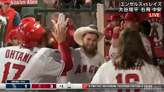 大谷翔平も踊ったらどう？チームメイトがベンチで腰をフリフリの喜びダンス「かわいすぎ」 1枚目