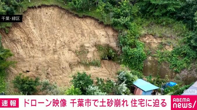 住宅に迫る土砂崩れ