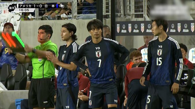 「三笘だけは別格」三笘薫、急加速の縦突破→ノールックのクロスで好機演出「あの体勢から上げ切るのすごい」ファンが沸いた瞬間 3枚目