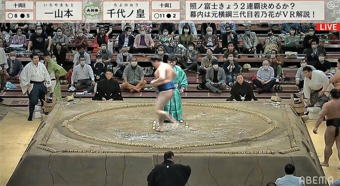 十両力士が土俵上でズッコケ、小走りも…はつらつ笑顔に館内拍手と歓声 1枚目