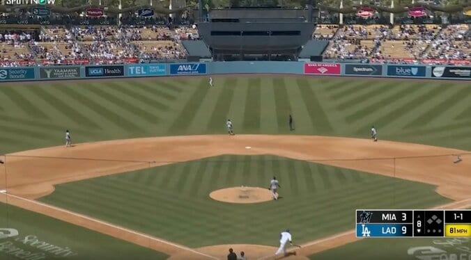 【写真・画像】何が起きた…？  走者・大谷翔平に“謎のハプニング”「どうした」「怖っ！」 相手投手がとんでもない大暴投→爆速生還… ファン騒然　1枚目