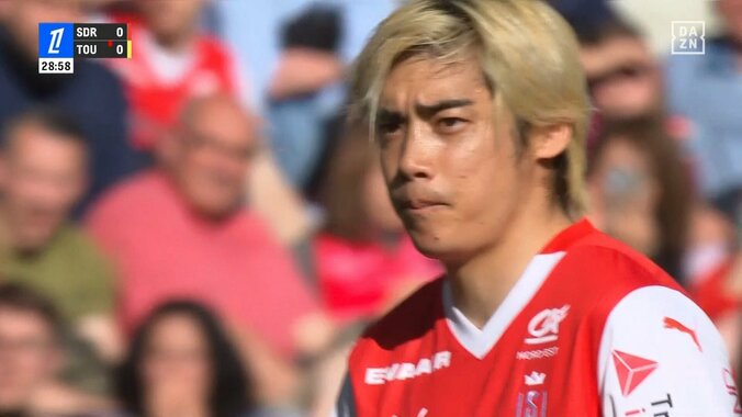 「伊東いい顔してるな」「並び最高」伊東純也＆中村敬斗の“ランス兄弟” FK直前のドアップ密談2ショットが話題「このツーショット見れただけで...」 4枚目