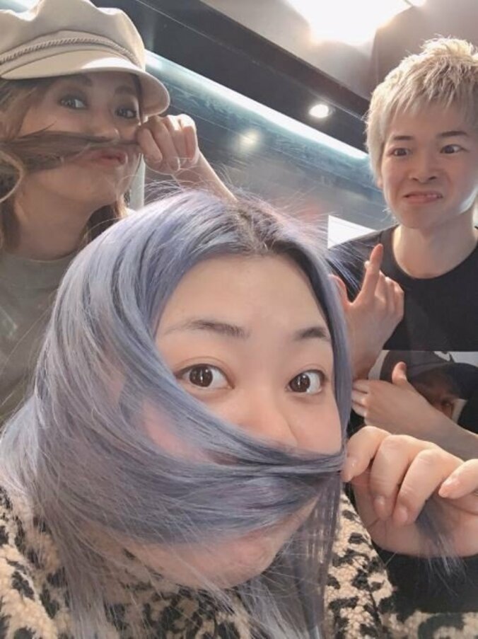 渡辺直美、髪の色を青紫に染めたことを報告「落ちると綺麗なグレーになってくれるから有難い！」 2枚目