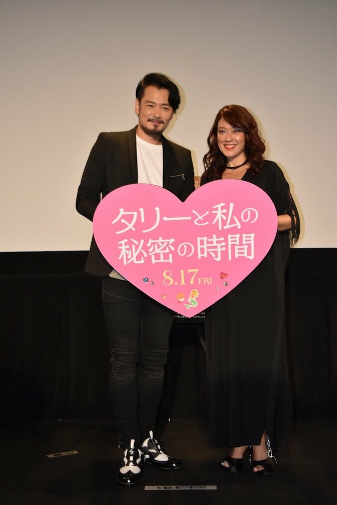 LiLiCo、夫・小田井涼平と夫婦２ショット初登壇！　サプライズの手紙に涙 2枚目