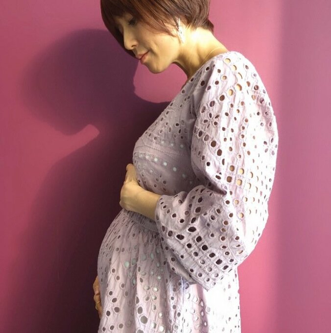 hitomi、妊娠6か月のお腹を公開「胎動も、少しずつ強くなってます」 1枚目