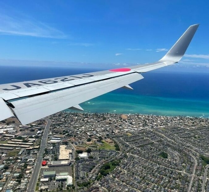  ハイヒール・モモコ、意外と安かったハワイ行きの飛行機「飲み物も機内食も毛布も枕もある」  1枚目