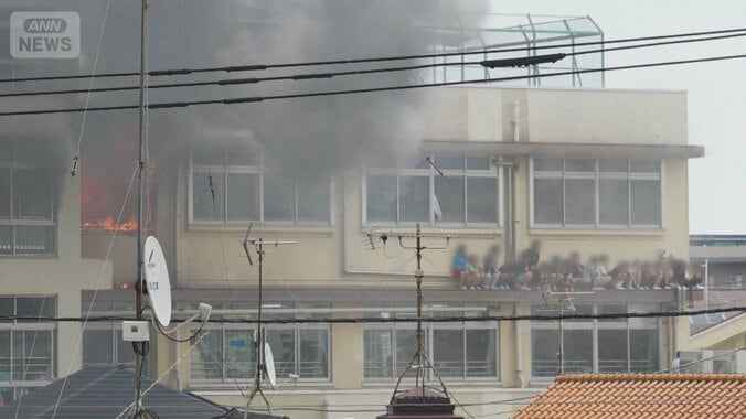 小学校の音楽室で火事　窓から脱出…ひさしに避難　使っていないストーブから出火か 1枚目