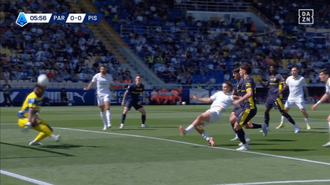 「生物的に強すぎる」鈴木彩艶の“人外すぎる頭セーブ”にファン驚愕！「何で平気なんだ」至近距離弾ストップで相手MF唖然 3枚目