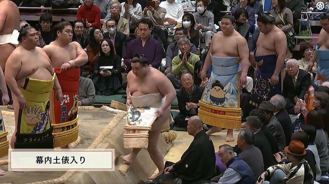 注目が集まった前頭筆頭・義ノ富士（伊勢ヶ濱）の化粧まわし