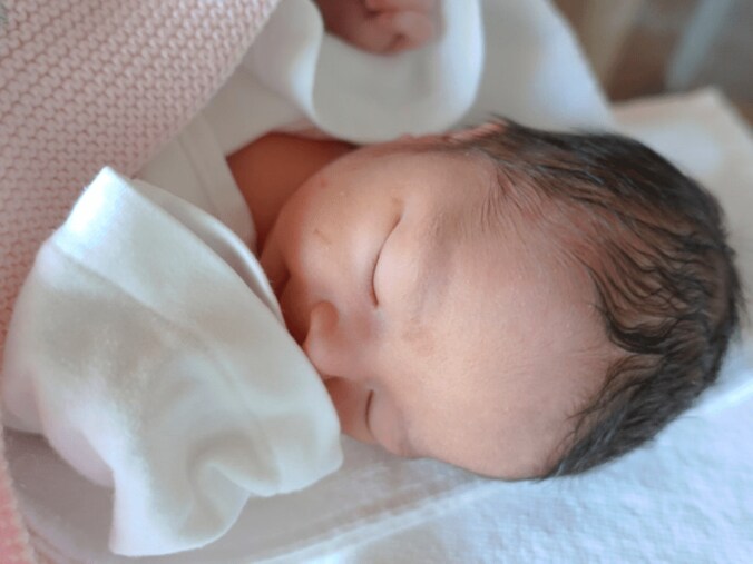 モデル尾崎紗代子、第二子女児の出産報告「娘は今のところ旦那にそっくり」 2枚目