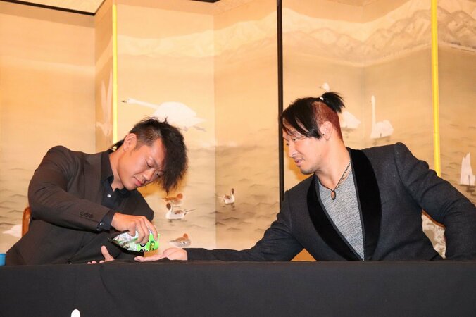 “DDTイズム”で丸藤正道に対抗！　遠藤哲哉、会見中に“もぐもぐタイム”でタンパク質補給 2枚目